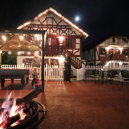 הלן Alpine Village Inn מראה חיצוני תמונה